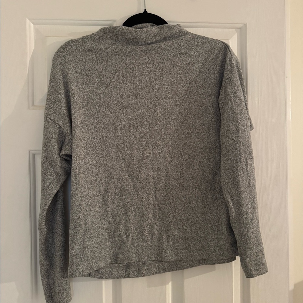 Uniqlo Heather Gray light sweater